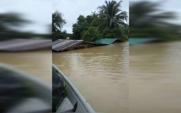 Keadaan banjir terkini di Kampung Tersang, Rantau Panjang sehingga menyebabkan lima buah rumah dihanyut oleh arus deras pada Selasa.