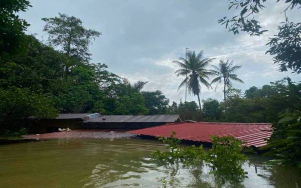 Keadaan banjir terkini di Kampung Tersang, Rantau Panjang sehingga menyebabkan lima buah rumah dihanyut oleh arus deras pada Selasa.