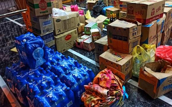 Antara barangan bantuan yang diagihkan kepada mangsa banjir di lokasi terlibat hasil inisiatif Muhammad Syafik dan Ruzuwan.
