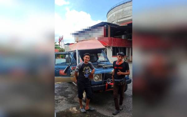 Muhammad Syafik (kiri) dan Ruzuwan bersama kenderaan dan bot yang dibawa untuk misi bantuan banjir di Terengganu dan Kelantan