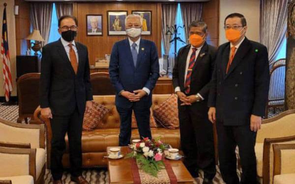 Perjumpaan antara tiga wakil pembangkang dengan Ismail Sabri di Parlimen pada Selasa. - Foto FB Anwar Ibrahim