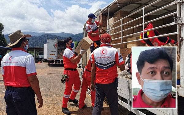 Pasukan PBSM memindahkan keperluan yang disediakan kepada mangsa banjir. Gambar kecil: Danial