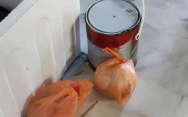 Antara barangan serta peralatan yang dirampas ketika tangkapan ke atas tiga suspek yang dipercayai terlibat menyimbah cat di rumah milik seorang peminjam ah long pada Ahad.