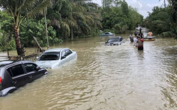 Sebahagian kenderaan yang diparkir di hadapan rumah tidak sempat dialihkan ke tempat lebih selamat, lantas tenggelam dalam banjir ketika tinjauan di Kampung Tok Sangkut, Pasir Mas pada Isnin.