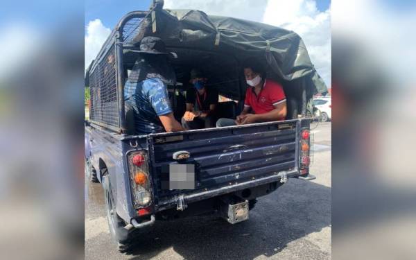 Jenazah mangsa dibawa ke Klinik Kesihatan Rantau Panjang oleh pihak polis untuk tindakan lanjut. - Foto ihsan pembaca