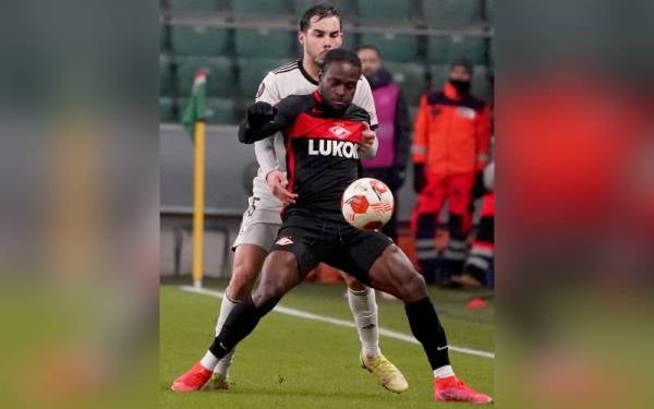 Aksi pemain Spartak Moscow, Victor Moses ketika bersaing dengan pemain Legia Warsaw, Yuri Ribeiro dalam saingan peringkat kumpulan Liga Europa di Warsaw pada 9 Disember lalu. - Foto AFP
