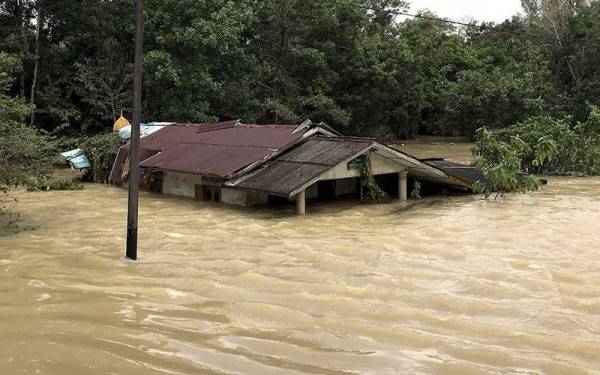 Surau di Terbok laluan Pasir-Mas ke Rantau Panjang digenangi air sehingga ke paras bumbung selepas hujan berterusan sejak Jumaat lalu ketika tinjauan Bernama hari ini. - Foto Bernama