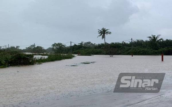 Salah satu laluan di Kampung Pulau Ular tidak dapat dilalui kenderaan kecil berikutan air yang melimpah.