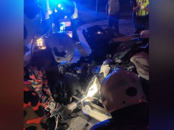 Anggota bomba membantu mengeluarkan dua mangsa yang tersepit dalam kejadian itu.