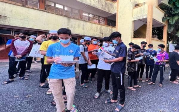 Seramai 131 pelajar SMA Mahmudiah menduduki peperiksaan di Sekolah Menengah Agama (Atas) Sultan Zainal Abidin (SMAASZA), pada Rabu.
