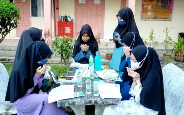 Sebahagian daripada pelajar SMA Mahmudiah menduduki peperiksaan di Sekolah Menengah Agama (Atas) Sultan Zainal Abidin (SMAASZA), pada Rabu.