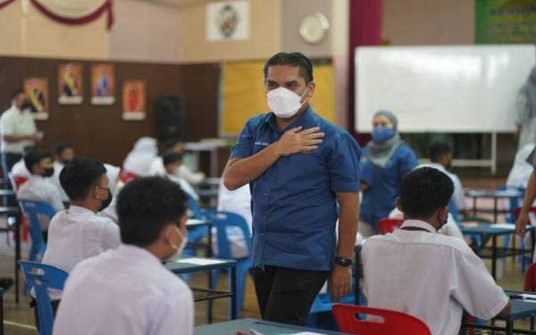 Mohd Radzi membuat tinjauan mengejut pada hari pertama peperiksaan SPM 2021 di SMK Kota Masai 2, Pasir Gudang, pada Rabu.