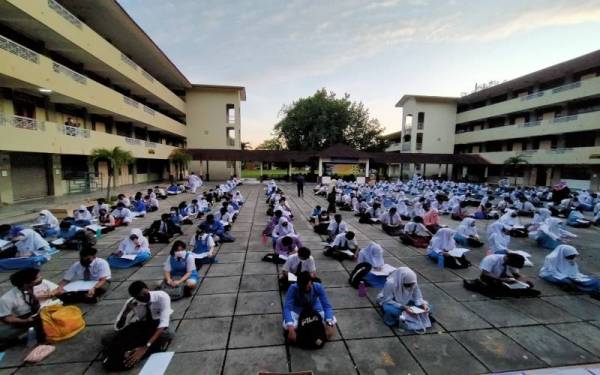 Kesemua calon berkumpul di tapak perhimpunan SMK Tasek Damai di sini sebelum dibenarkan masuk ke dalam dewan peperiksaan secara berperingkat.