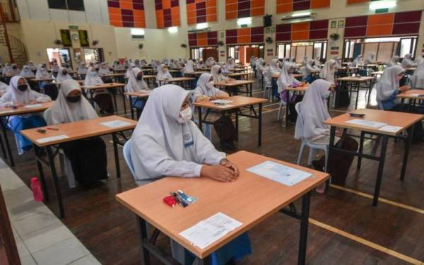 Calon SPM 2021 menduduki peperiksaan pada hari pertama di SMK Zainab 1, Kota Bharu pada Rabu.