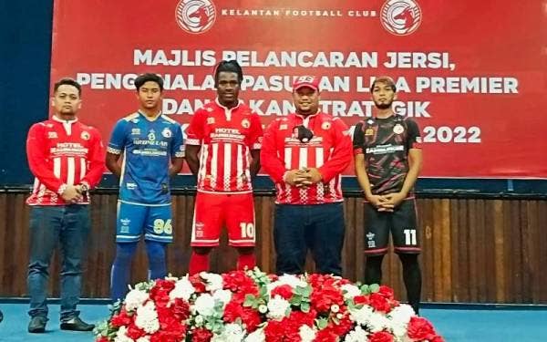 Norizam (dua dari kanan) bersama pemain Kelantan FC menunjukkan tiga warna jersi iaitu merah, biru dan hitam pada Majlis Pelancaran Jersi Kelantan FC di Dewan Wawasan Kompleks Belia dan Sukan Negeri Kelantan di Panji, Kota Bharu pada Selasa.