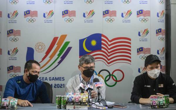 Kenny Goh (tengah) bercakap dalam sidang media mengenai persiapan menghadapi Sukan SEA Hanoi 2021 selepas hadir mesyuarat jawatankuasa pemilihan Sukan SEA dan penggulungan akhir di Wisma OCM, pada Rabu. Foto Bernama