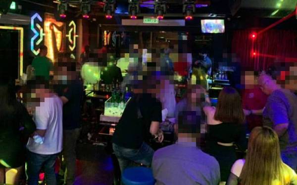 Seramai 44 pengunjung termasuk pemilik sebuah pusat hiburan dikompaun pada Selasa. 