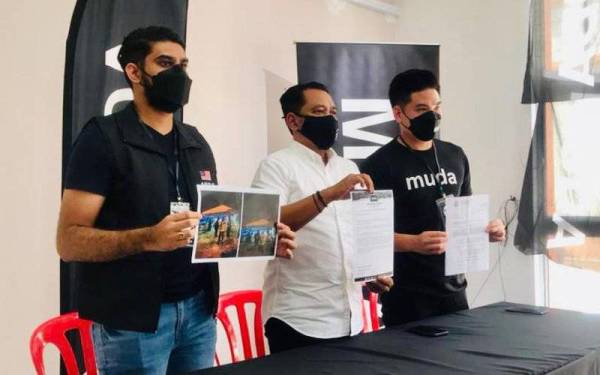 Mohd Azrol (tengah) bersama-sama ahli Muda yang menunjukkan kelulusan permit yang diperolehi serta gambar ceramah BN yang melanggar SOP, pada sidang akhbar di bilik gerakan Muda DUN Bukit Permai, Kulai, pada Rabu.