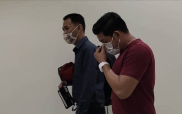 Tertuduh (kanan) ketika hadir di Mahkamah Khas Rasuah Kota Kinabalu.