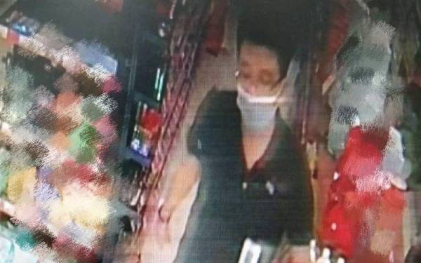 Hasil rakaman kamera litar tertutup (CCTV) menunjukkan wajah suspek seorang lelaki memakai cermin mata dan berbadan gempal. - Foto PDRM