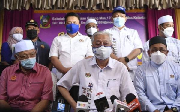 Ismail Sabri (tengah) pada sidang media selepas menyampaikan sumbangan kepada mangsa banjir semasa mengadakan lawatan ke PPS Pasir Mas di SK Gelang Mas Pasir Mas pada Rabu. - Foto Bernama