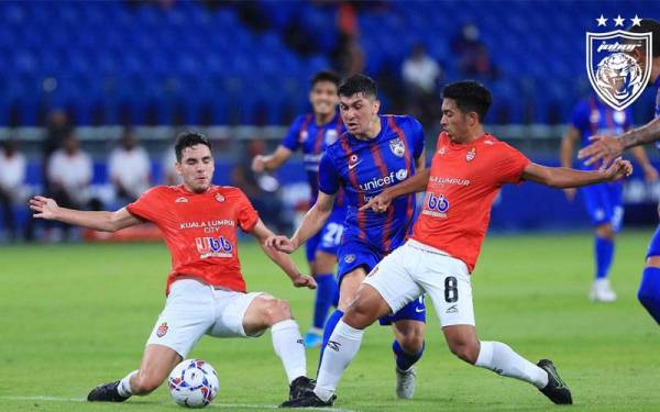 Antara aksi menarik KL City menentang JDT dalam perlawanan sumbangsih merebut Piala Sultan Haji Ahmad Shah di Stadium Sultan Ibrahim pada Sabtu lalu.