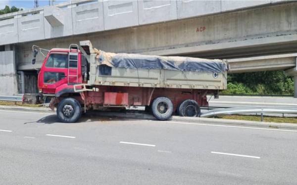 Lori yang mengalami masalah brek mengundur secara tiba-tiba hingga melanggar kenderaan JPJ dalam kejadian di Persiaran Mokhtar Dahari berdekatan Universiti Teknologi Mara (UiTM) Puncak Perdana, Shah Alam pada Rabu.