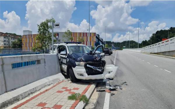 Kenderaan JPJ rosak teruk di bahagian depan selepas dilanggar lori yang mengundur akibat masalah brek dalam kejadian di Persiaran Mokhtar Dahari berdekatan Universiti Teknologi Mara (UiTM) Puncak Perdana, Shah Alam, pada Rabu.