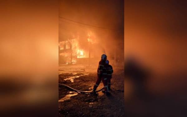 Anggota bomba membantu memadam kebakaran melibatkan lima rumah kedai di Jalan Beserah di sini pada awal pagi Khamis.
