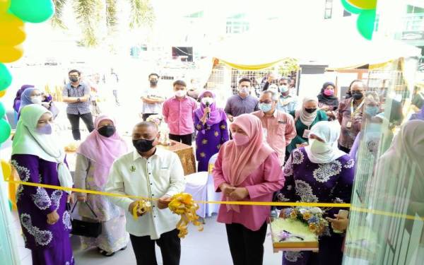 Saarani menyempurnakan Majlis Perasmian Pejabat Wanita Perak,
di Medan Meru Bestari, Bandar Meru Raya, pada Khamis.