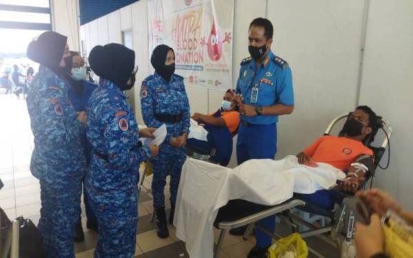 Che Adam meninjau aktiviti derma darah ketika Program Derma Darah sempena Hari Ulang Tahun APM Ke-70 di Ibu Pejabat APM Pahang, pada Khamis.