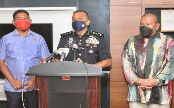 Ayob Khan (tengah) dalam sidang akhbar di Bukit Aman, pada Khamis.