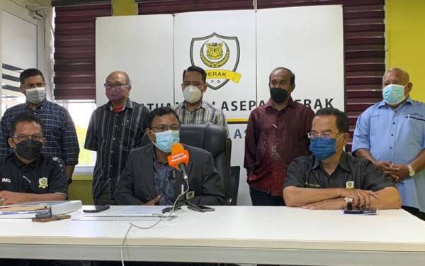 Irudianathan (duduk, tengah) ketika sidang akhbar di Pejabat PAFA di sini pada Khamis.