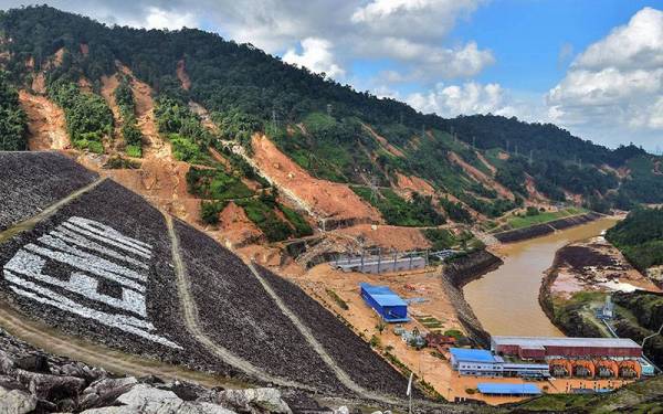 Kesan gelinciran tanah yang menyebabkan tanah runtuh berhampiran Stesen Janaelektrik Sultan Mahmud (SJSM) di Kenyir dapat dilihat ketika tinjauan fotoBernama pada Ahad lepas di Empangan Jenagor.
