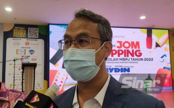 Mohamad Azhan ketika sidang media selepas Jom Shopping Kembali ke Sekolah di Hypermarket Mydin USJ, di sini pada Khamis.