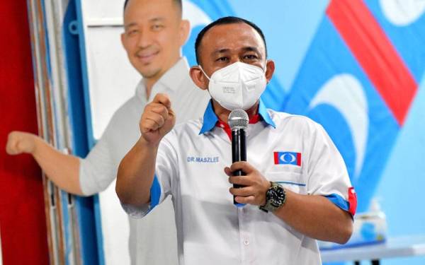 Maszlee berucap pada Ceramah Umum DUN Layang-Layang ketika tempoh kempen Pilihan Raya Negeri Johor ke-15 di Bilik Gerakan Pusat Daerah Mengundi Bandar Layang-Layang malam ini. - Foto Bernama