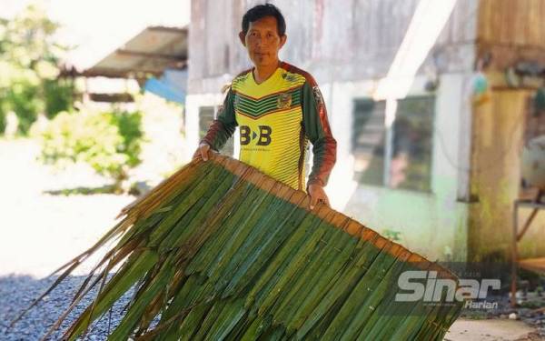 Mat Isa menjual sekeping atap rumbia mengikut saiz yang diminta oleh pelanggan.