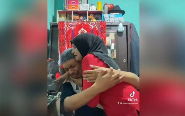 Mohamad Safwan berkongsi momen indah bersama ibunya setelah mengetahui dia ditawarkan sebagai guru tetap.