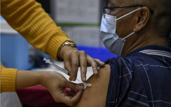 Penerima vaksin Sinovac perlu mengambil suntikan booster bagi membantu tubuh badan melawan varian Covid-19 yang bermutasi. Foto hiasan