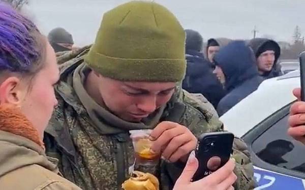 Seorang askar Rusia diberi minuman teh dalam satu rakaman video yang tular di Ukraine dan Rusia sejak Rabu lalu. - Foto Twitter
