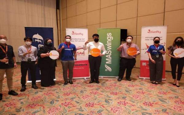 Philip (empat dari kanan) pada sesi bersama media di Kota Kinabalu.