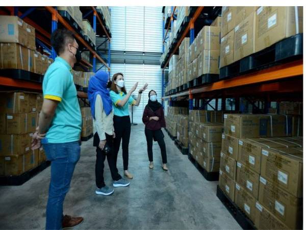 Jocelyn memberi penerangan kepada wakil media mengenai rangkaian alat tulis Lotus's Malaysia di kilang HeeLee Enterprise.