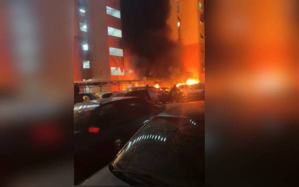 Keadaan kebakaran kenderaan di kawasan parkir PPR Intan Baiduri terbakar.