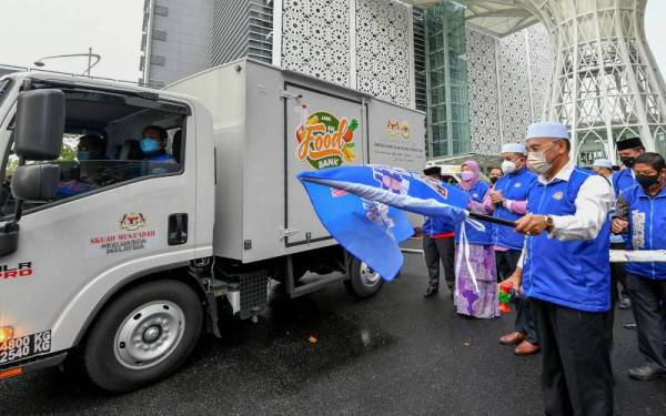 Idris melepaskan konvoi Bantuan Banjir Skuad Musa'adah Keluarga Malaysia Agensi di Bawah Menteri Di Jabatan Perdana Menteri (Hal Ehwal Agama) ke Pantai Timur di pekarangan Kompleks Islam Putrajaya pada Jumaat. Foto Bernama 