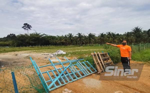 Anak Senyum menunjukkan laluan masuk haiwan ke rumahnya.
