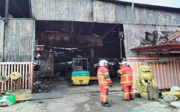 Keadaan kilang yang terbakar sehingga mengorbankan nyawa Misha, pada Jumaat.