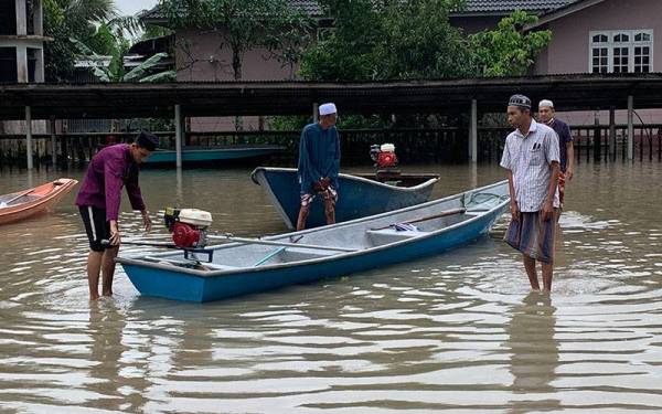 Berperahu, itulah yang menjadi pilihan untuk ke masjid berkenaan.