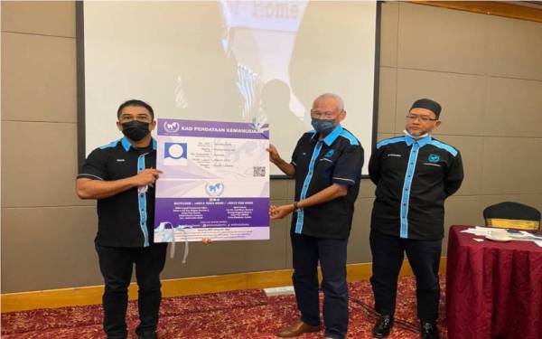 Dari kiri: Hishamuddin; Musa dan Noorazman ketika melancarkan Kad Pendataan Kemanusiaan MHO di ibu negara, pada Jumaat