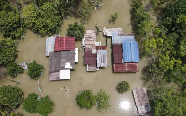Keadaan rumah penduduk Kampung Lachang, Rantau Panjang, Kelantan yang masih ditenggelami banjir ketika tinjauan pada Khamis. -Foto: Bernama.
