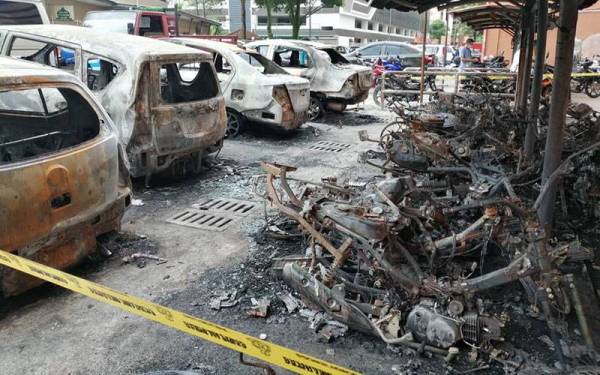 Keadaan motosikal dan kereta yang musnah dalam kebakaran di PPR Intan Baiduri pada Jumaat.